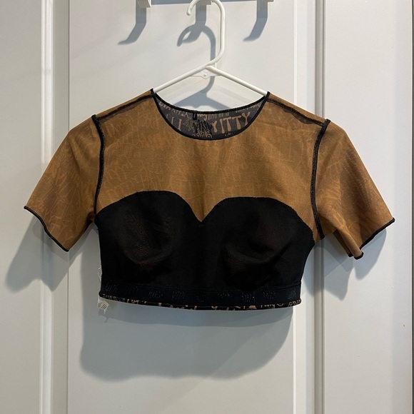 YITTY Black and Tan Graphic Crop Top M - Picture 5 of 7